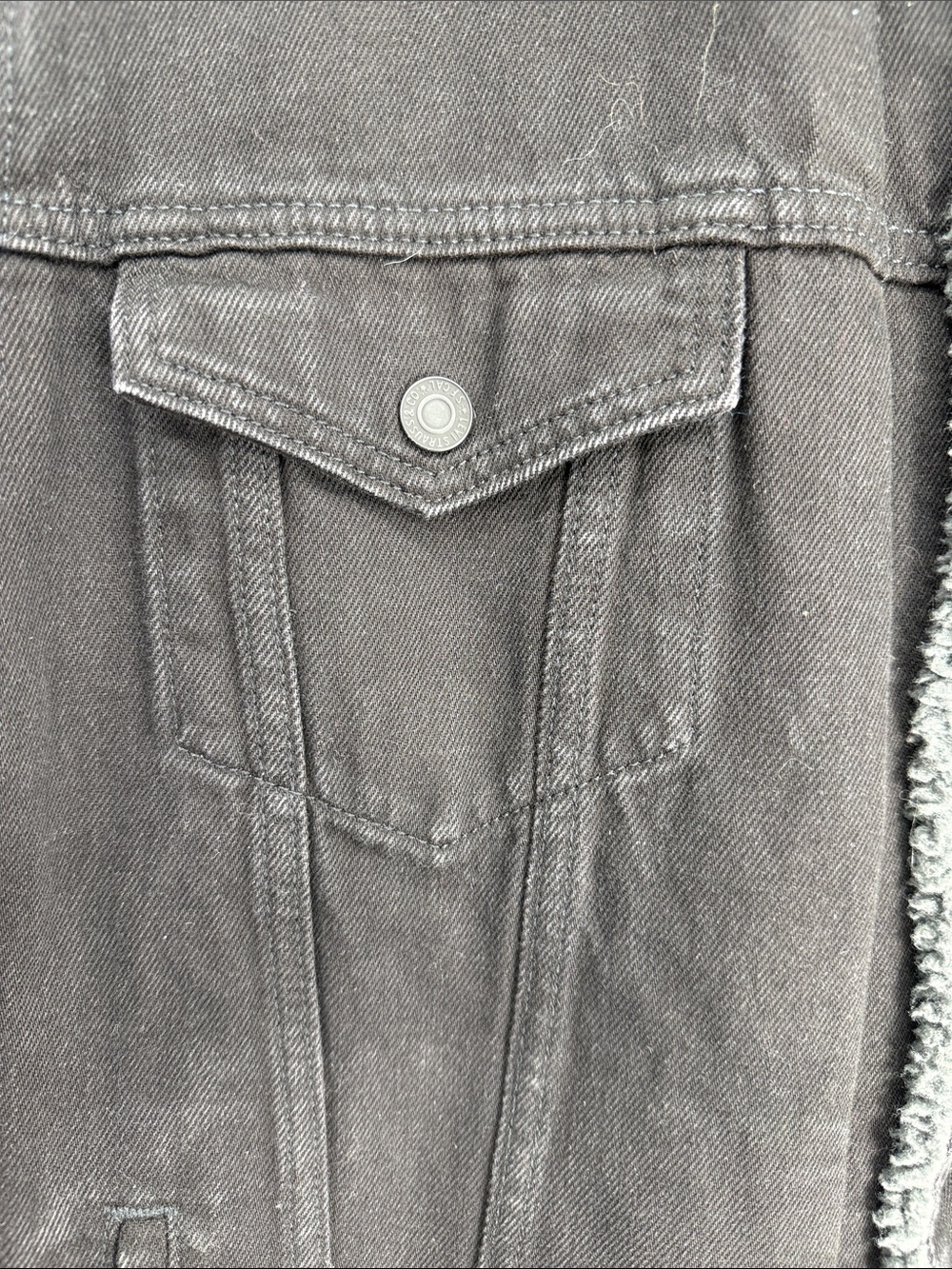 Levi's Black Denim Sherpa Jacket with Gray Lining - Picture 3 of 10